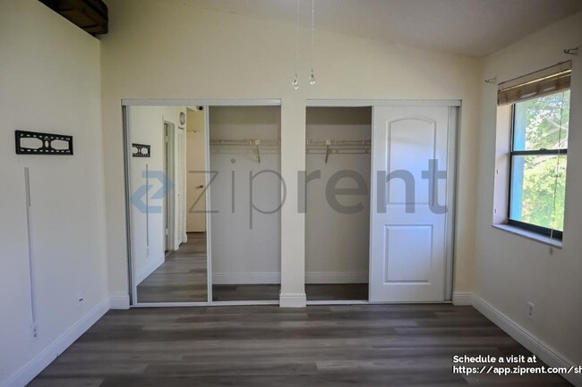 Building Photo - 9761 Riverside Dr