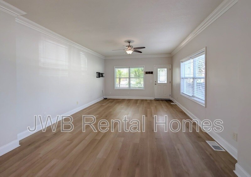 Building Photo - 411 3rd Ave S