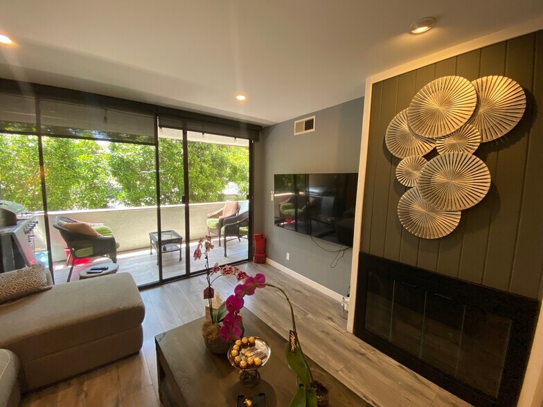 living room - 16866 Kingsbury St