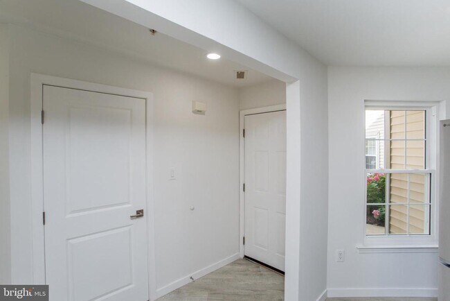 Building Photo - 605 Julian Dr E