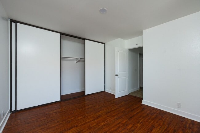Building Photo - 2 Bedroom + 1.5 Bathroom Condo | Fashion Park Oxnard | Unfurnished