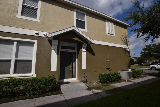 Building Photo - 1949 Estancia Cir