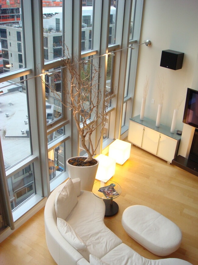 Building Photo - Wonderful Two story Penthouse Condo! Water...