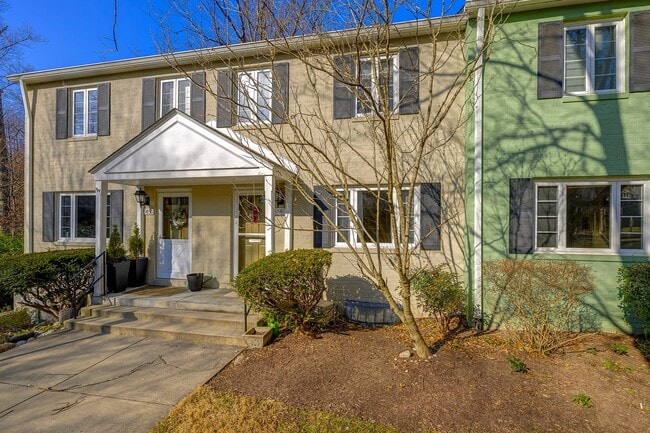 Building Photo - Well Maintained 3BR/2.5BA Home in Silver Spring