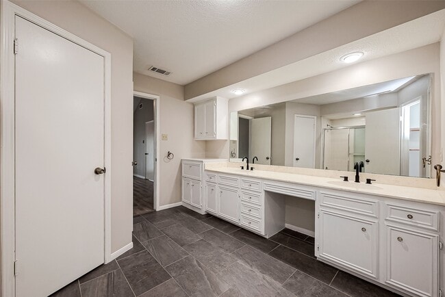 Building Photo - 131 Cove Cir