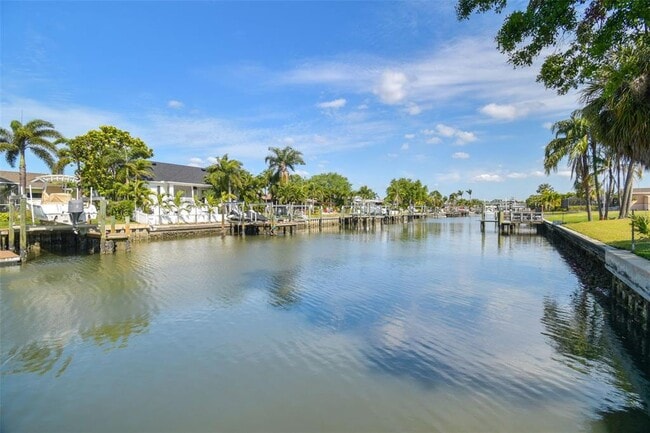 Building Photo - 3922 Fontainebleau Dr