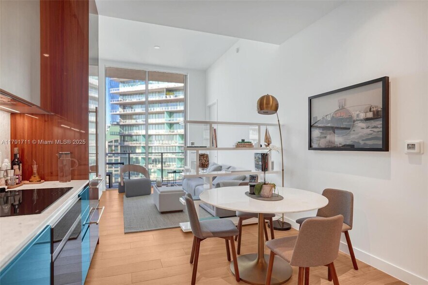 Building Photo - 2655 S Bayshore Dr