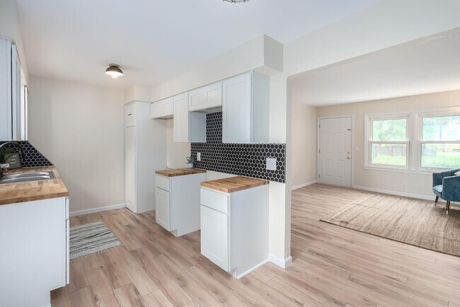 Building Photo - 2404 W 29th St S