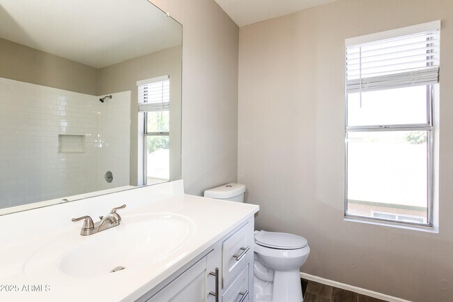 Building Photo - 927 E Escuda Dr