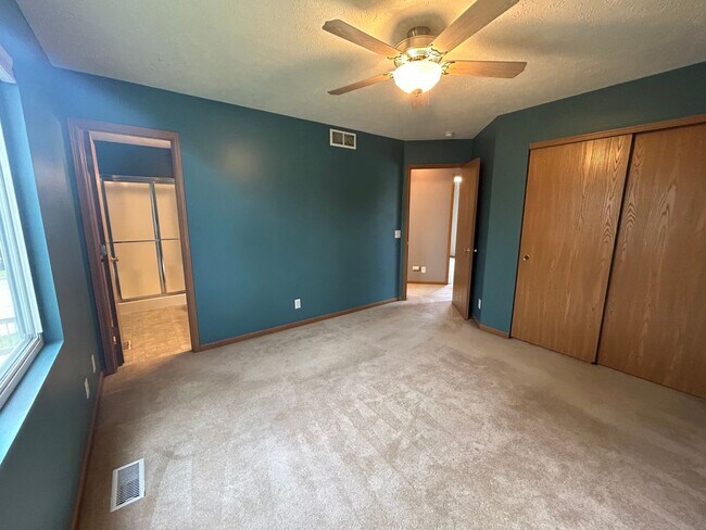 Building Photo - Home For Rent Bellevue.