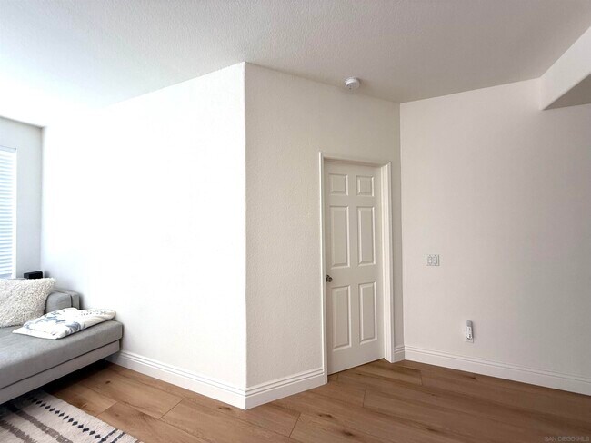 Building Photo - 5006 Palmera Dr