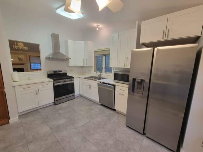 Building Photo - 583 W Parkside Dr