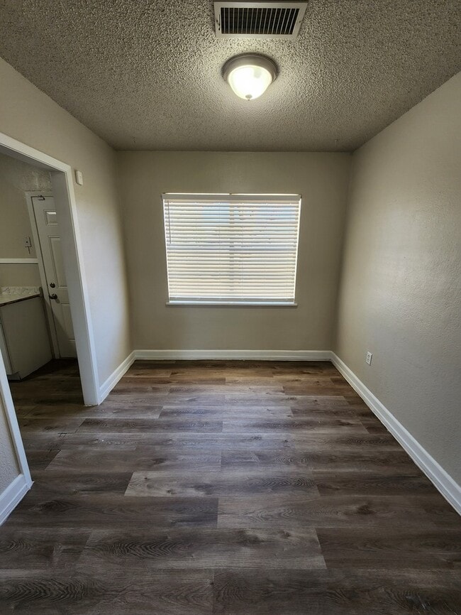Building Photo - 2 bed 1 bath home, 1 car garage