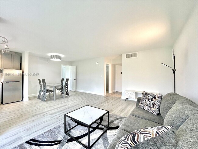 Building Photo - 17021 N Bay Rd