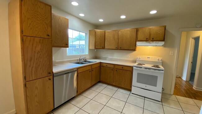 Building Photo - 4BD/1BA House with Fenced Yard – Walk to DU!