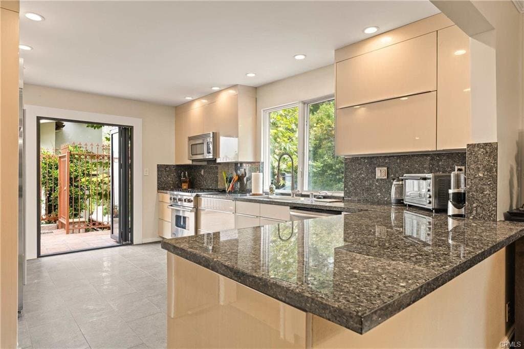 Building Photo - 4007 Alta Mesa Dr