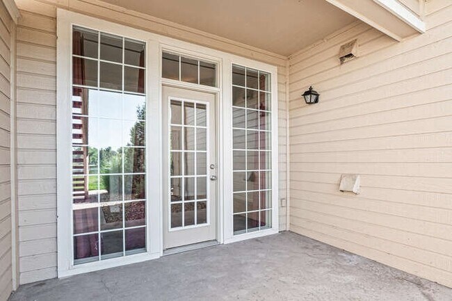 Building Photo - Updated 2 bed, 2 Bath Cond with Lake and G...