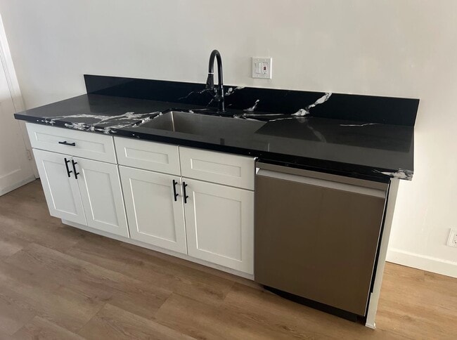 Building Photo - 7118 W Willoughby Ave