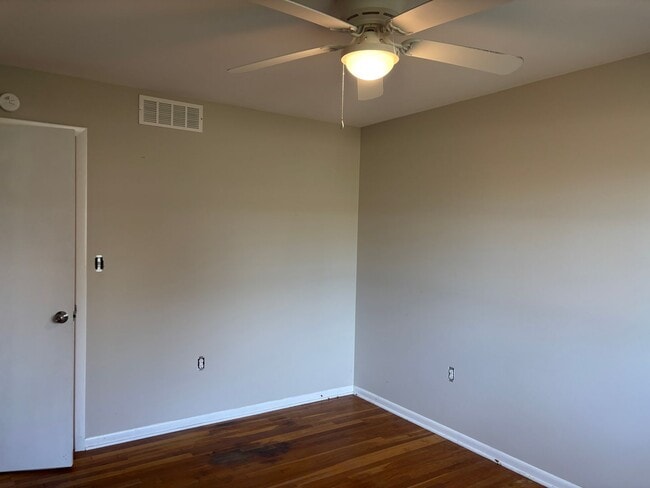 Building Photo - Spacious 4 Bed 1.5 Bath House