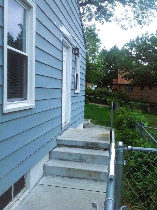 Building Photo - Beautiful Ralston 3 Bedroom Home Across from Park! Garage and fenced yard!