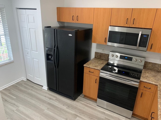 Building Photo - 2663 SW 82nd Ave