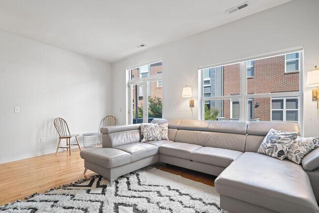 Building Photo - 995 S Wall St