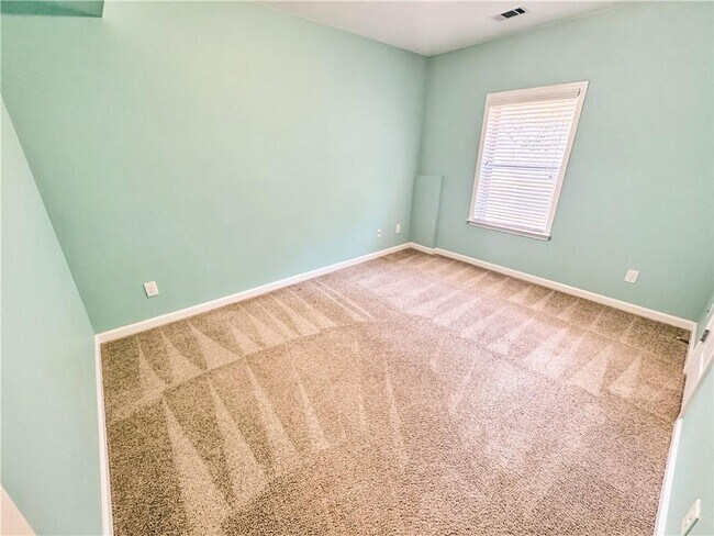 Building Photo - 2435 Manor View