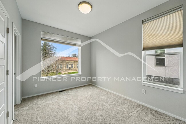 Building Photo - Spacious Home with Washer/Dryer and Mountain Views
