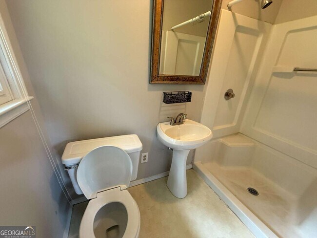 Building Photo - 3155 Oak Dr