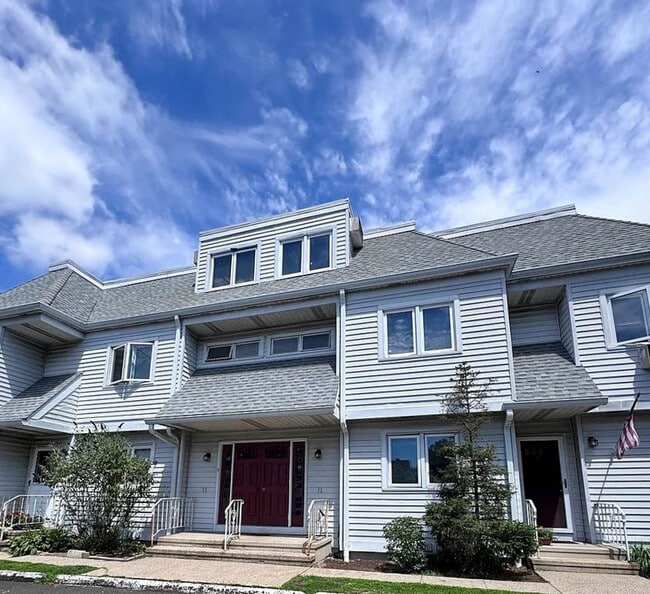 Primary Photo - 678 Savin Ave