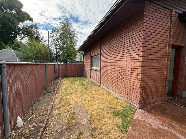 Building Photo - Beautifully Updated Home in Holladay