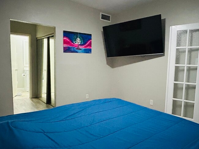 Building Photo - 2121 El Paseo St