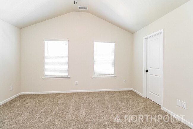 Building Photo - Beautiful 3BR 3.5BA Townhome w/ Full Appliance Kitchen Garage Parking in University