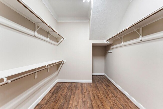 Building Photo - 1038 Memorial Village Dr