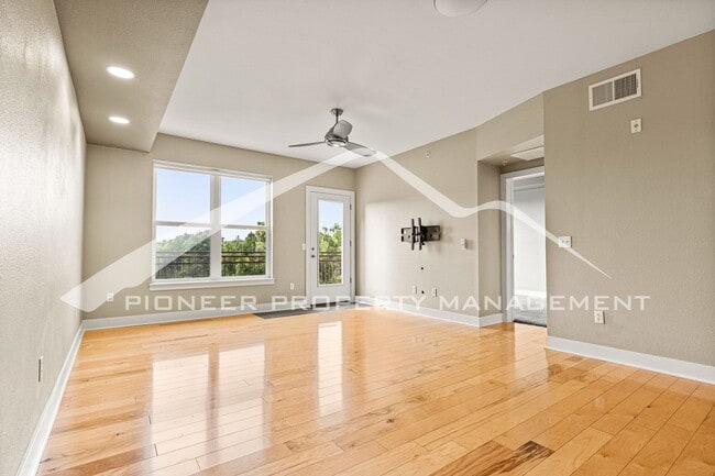 Building Photo - Gorgeous Condo with Mountain Views and Washer/Dryer