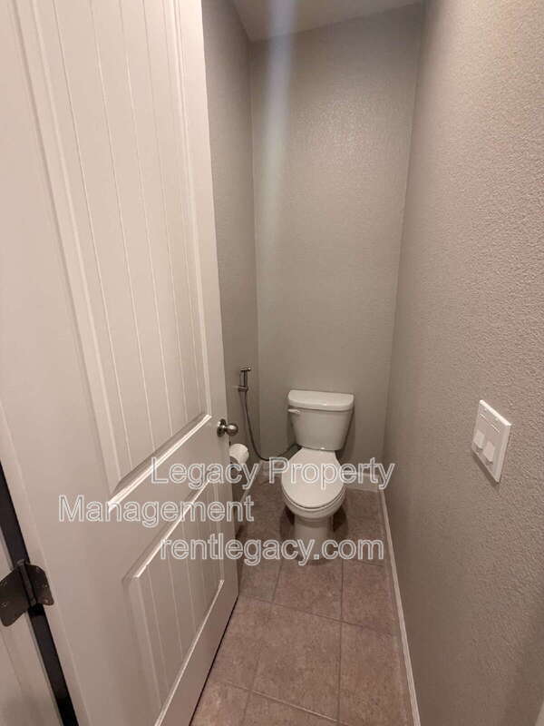 Building Photo - 452 Aster St