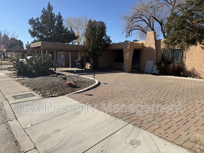 Building Photo - 921 Dartmouth Dr NE