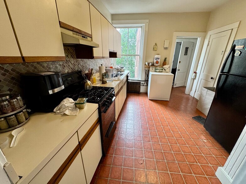 Kitchen - 104 Strathmore Rd