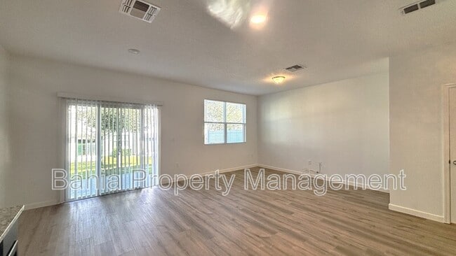 Building Photo - 912 Grandin St