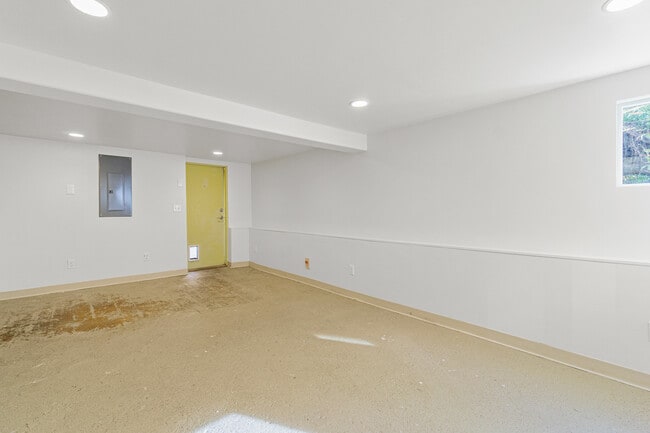 Building Photo - 950 Hiawatha Pl S