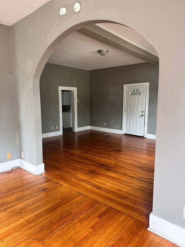 Building Photo - 311 W Elm St