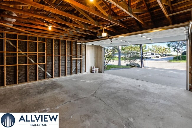 Building Photo - Gorgeous, updated 3 bed, 2 bath home in th...