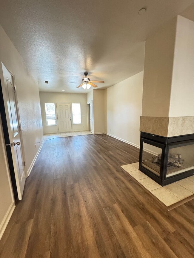 Building Photo - 3 bed 2.5 ba townhouse - Yuba City