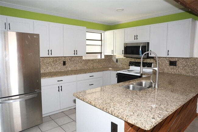 Building Photo - 8619 Putnam Dr