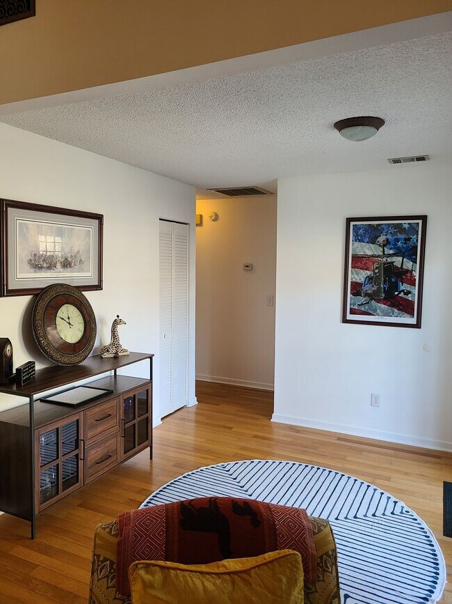 Building Photo - Cozy Home in Prime Location!