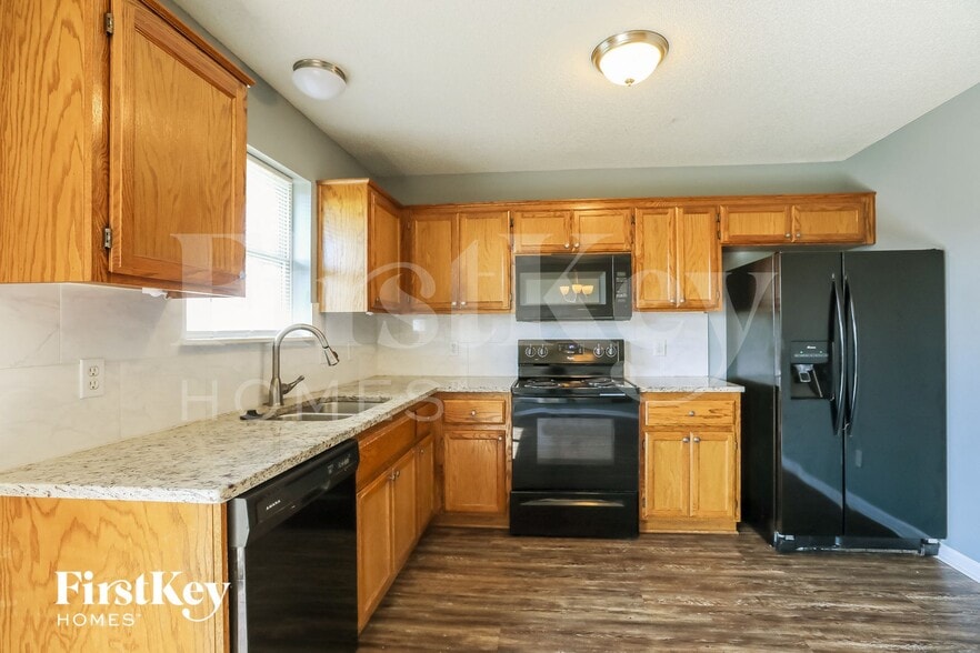 Building Photo - 2211 Larkspur St