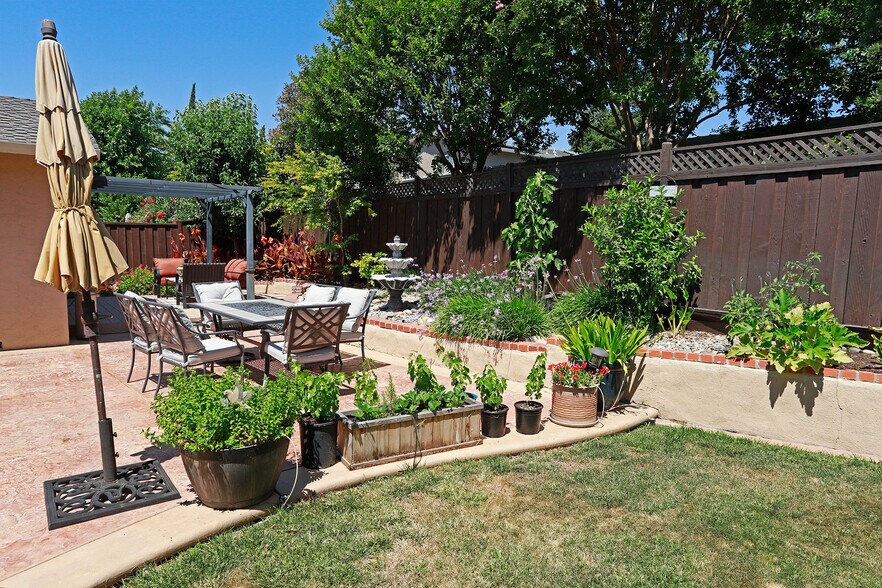 Building Photo - 530 Zircon Way