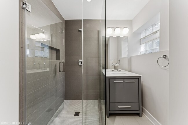 Building Photo - 3125 S Giles Ave