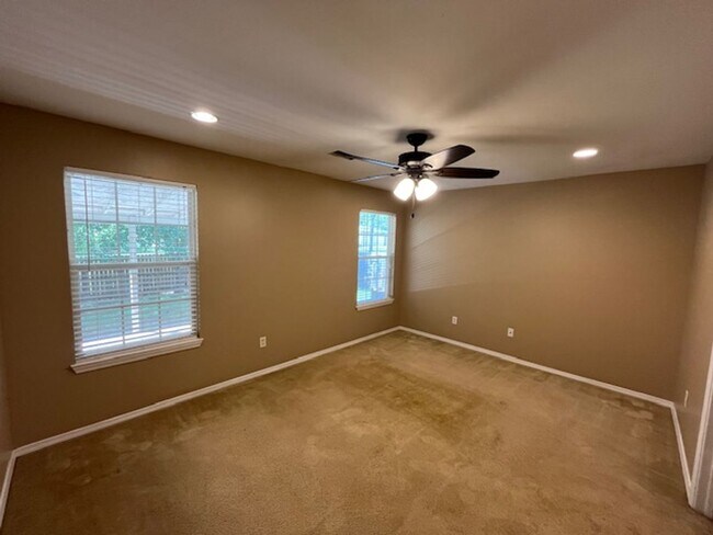 Building Photo - Nice Benton 3 bedroom 2 bathroom house.