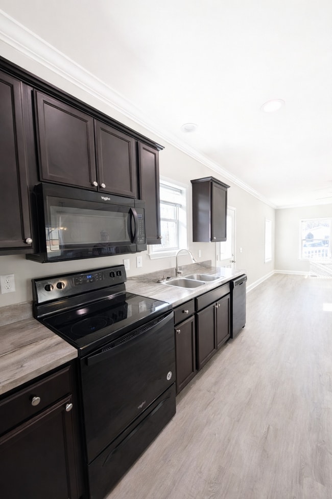 Building Photo - Weaverville Rental!